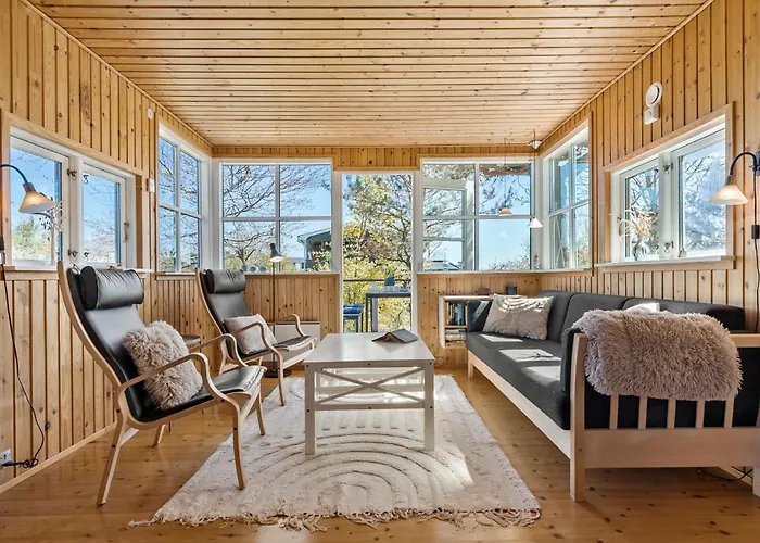 3 Bedroom Beautiful In Сasa de vacaciones Grenå